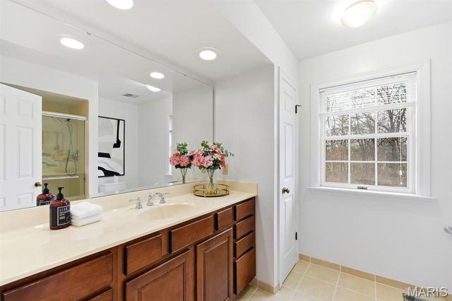 94 Meadowbrook Country Club Estate, Ballwin, MO 63011