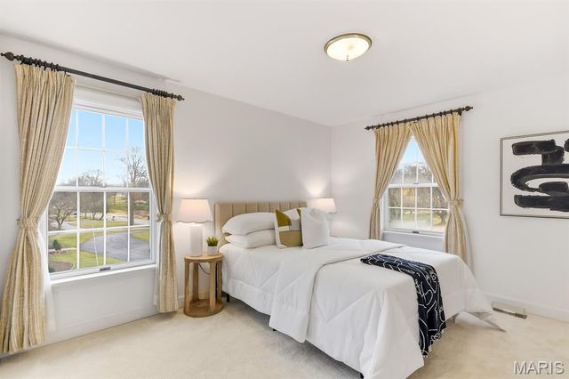 94 Meadowbrook Country Club Estate, Ballwin, MO 63011