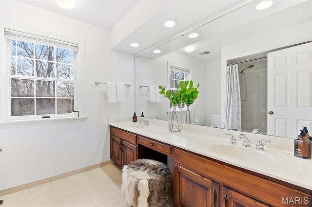 94 Meadowbrook Country Club Estate, Ballwin, MO 63011