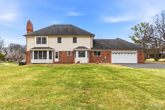 94 Meadowbrook Country Club Estate, Ballwin, MO 63011