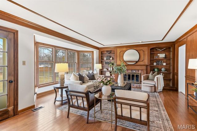 94 Meadowbrook Country Club Estate, Ballwin, MO 63011