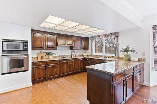 94 Meadowbrook Country Club Estate, Ballwin, MO 63011