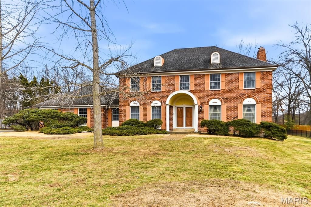 94 Meadowbrook Country Club Estate, Ballwin, MO 63011