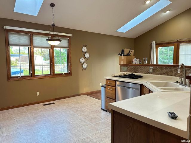 2208 GRANADA Drive, Pekin, IL 61554