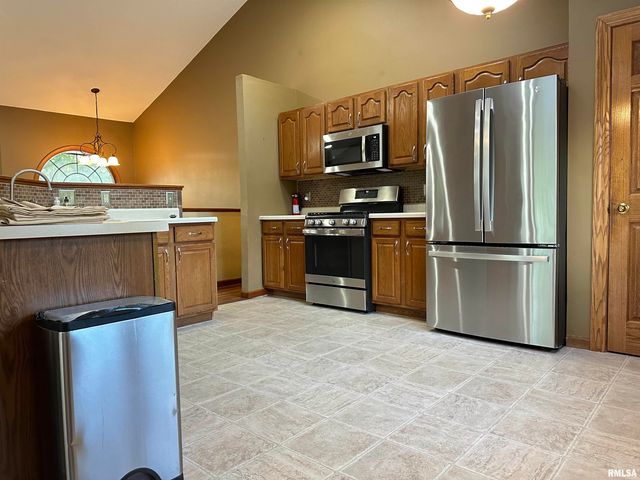 2208 GRANADA Drive, Pekin, IL 61554