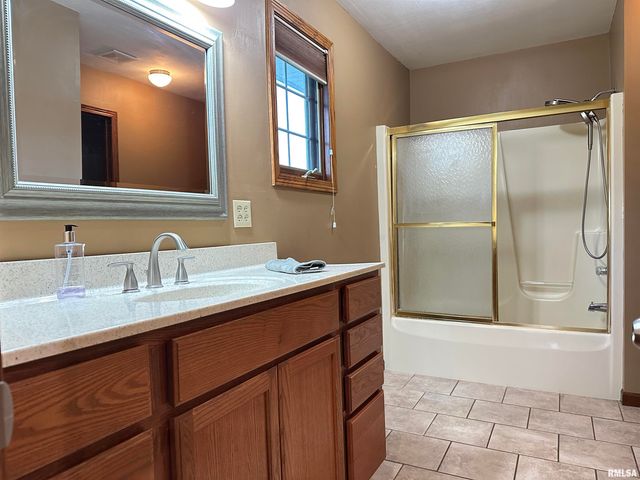 2208 GRANADA Drive, Pekin, IL 61554