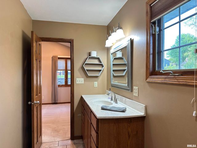 2208 GRANADA Drive, Pekin, IL 61554