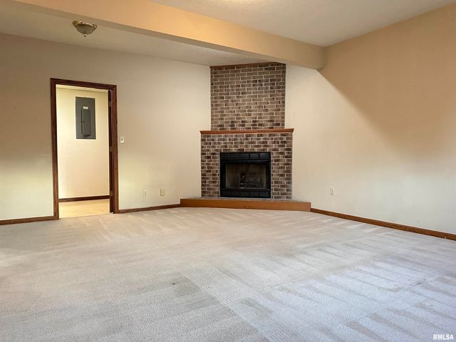 2208 GRANADA Drive, Pekin, IL 61554