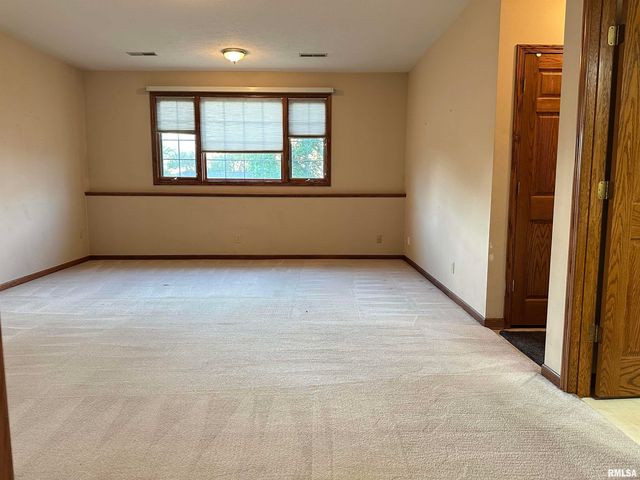 2208 GRANADA Drive, Pekin, IL 61554