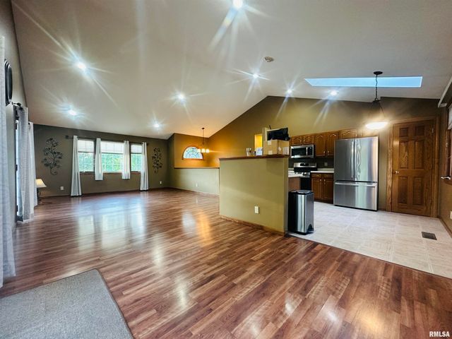 2208 GRANADA Drive, Pekin, IL 61554