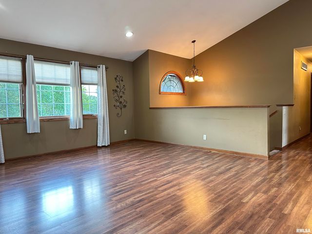 2208 GRANADA Drive, Pekin, IL 61554