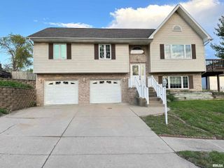 2208 GRANADA Drive, Pekin, IL 61554