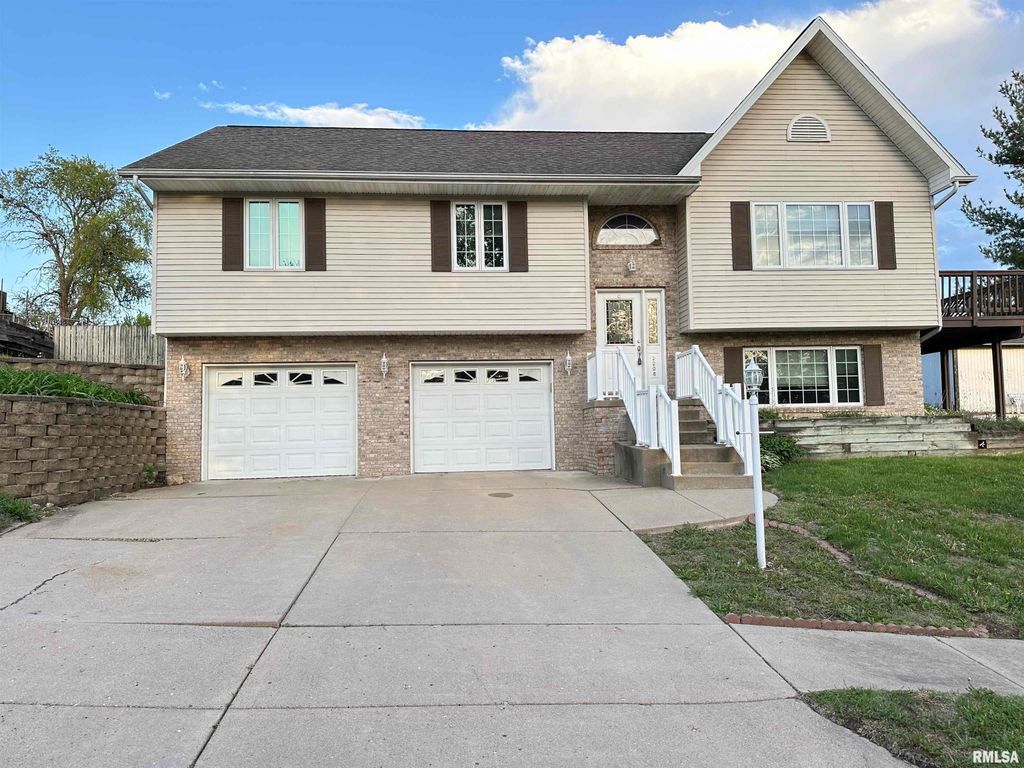 2208 GRANADA Drive, Pekin, IL 61554