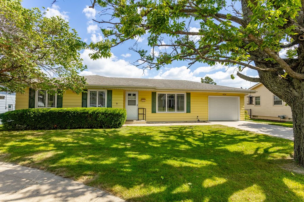 424 N 11th Street Place, Adel, IA 50003
