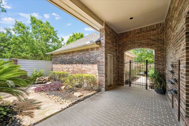 4510 Cypress Pond Court, Houston, TX 77059