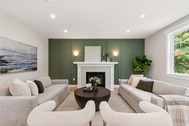 22 Farnsworth Avenue, Tiverton, RI 02878