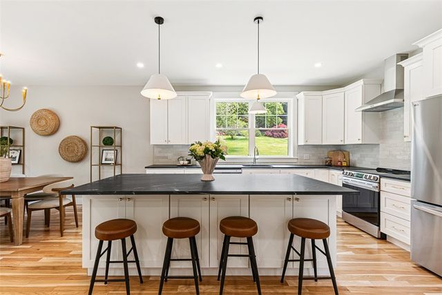 22 Farnsworth Avenue, Tiverton, RI 02878
