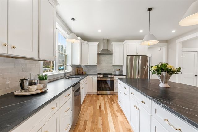 22 Farnsworth Avenue, Tiverton, RI 02878