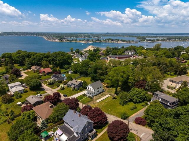 22 Farnsworth Avenue, Tiverton, RI 02878
