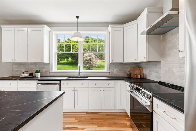 22 Farnsworth Avenue, Tiverton, RI 02878