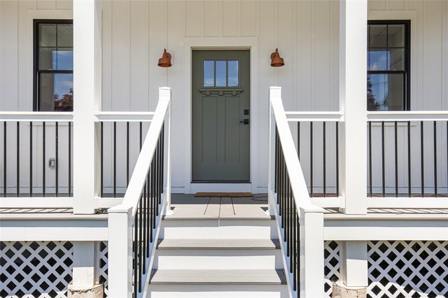 22 Farnsworth Avenue, Tiverton, RI 02878