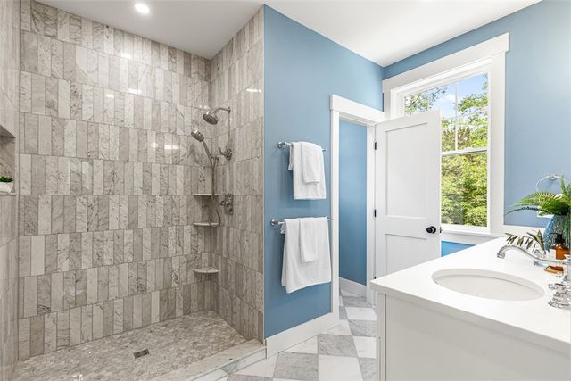 22 Farnsworth Avenue, Tiverton, RI 02878