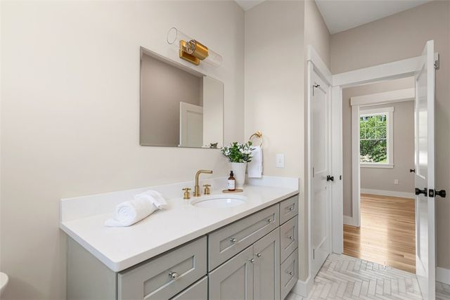 22 Farnsworth Avenue, Tiverton, RI 02878