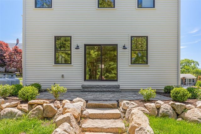 22 Farnsworth Avenue, Tiverton, RI 02878