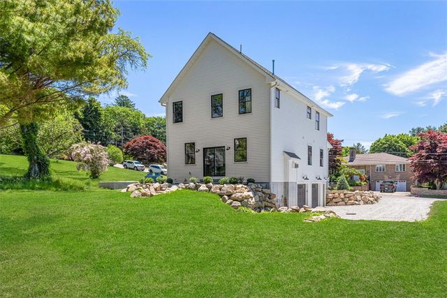 22 Farnsworth Avenue, Tiverton, RI 02878
