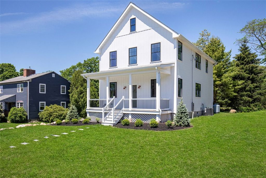 22 Farnsworth Avenue, Tiverton, RI 02878