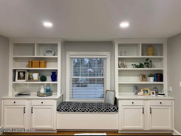 405 Breckenridge Ln, Norbourne Estates, KY 40207