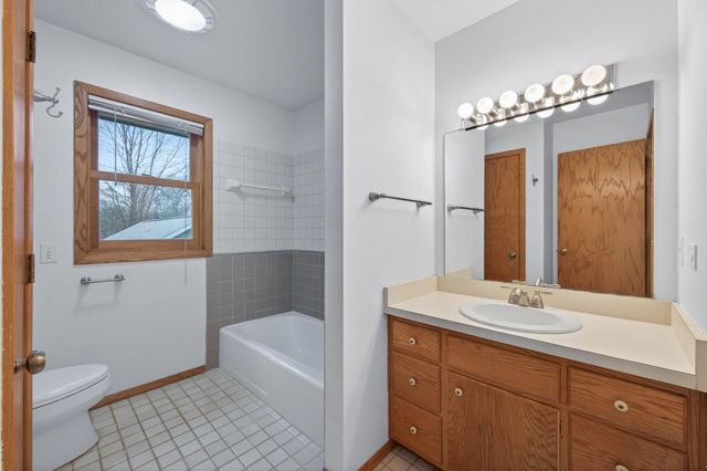 16940 12th Avenue N, Plymouth, MN 55447