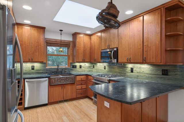 16940 12th Avenue N, Plymouth, MN 55447