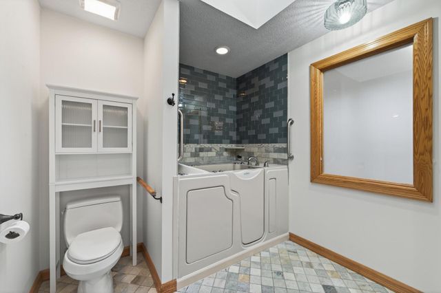 16940 12th Avenue N, Plymouth, MN 55447