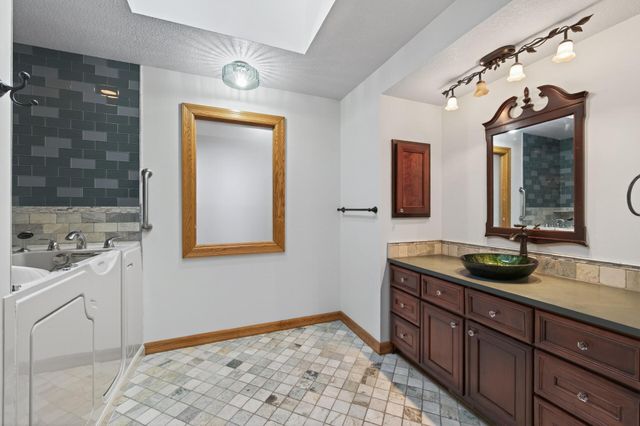 16940 12th Avenue N, Plymouth, MN 55447