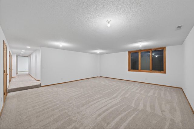 16940 12th Avenue N, Plymouth, MN 55447