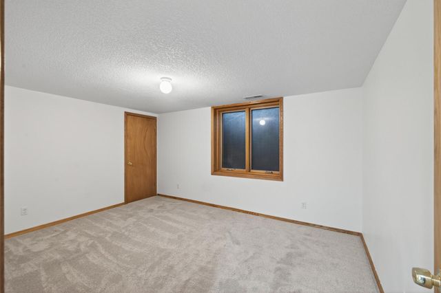 16940 12th Avenue N, Plymouth, MN 55447