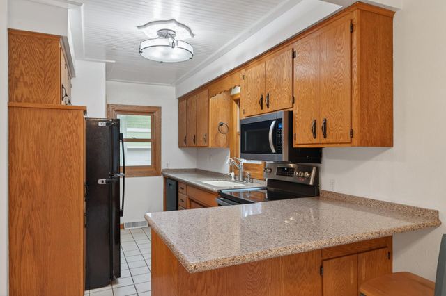 16940 12th Avenue N, Plymouth, MN 55447