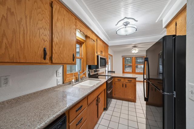 16940 12th Avenue N, Plymouth, MN 55447