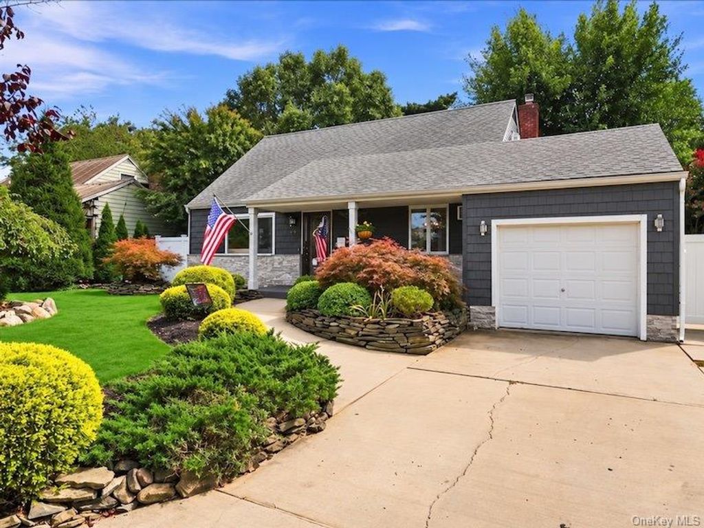40 Greenwood Drive, North Babylon, NY 11703 — photo 3