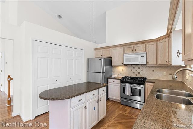 245 Winslow Circle 56, Commerce Twp, MI 48390