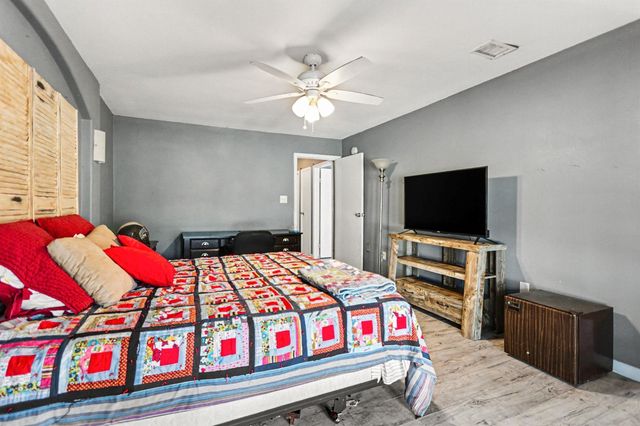 1306 W Stroker Road, Crosby, TX 77532