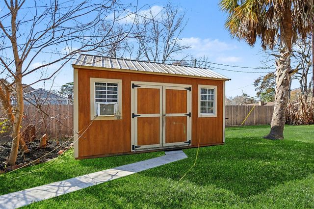 1306 W Stroker Road, Crosby, TX 77532