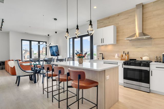 2135 W Cermak Road 4N-PH, Chicago, IL 60608