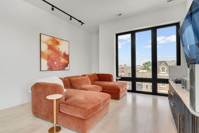 2135 W Cermak Road 4N-PH, Chicago, IL 60608