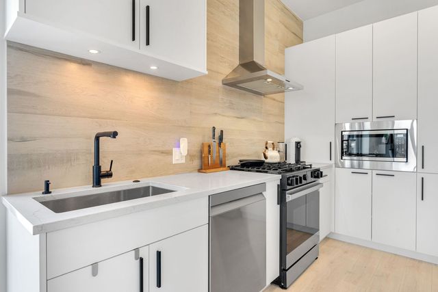 2135 W Cermak Road 4N-PH, Chicago, IL 60608