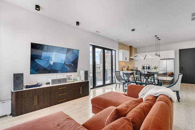 2135 W Cermak Road 4N-PH, Chicago, IL 60608