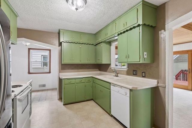 1806 Montana Avenue E, Saint Paul, MN 55119