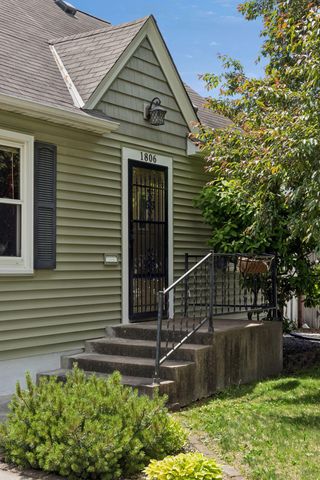 1806 Montana Avenue E, Saint Paul, MN 55119