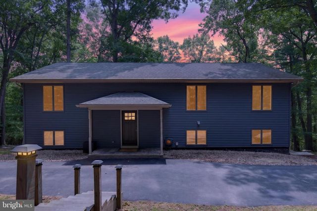 141 HUCKLEBERRY LN, Harrisburg, PA 17112
